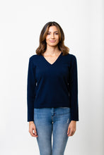 Laden Sie das Bild in den Galerie-Viewer, V-Pullover