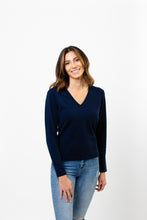Laden Sie das Bild in den Galerie-Viewer, V-Pullover