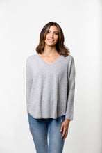 Laden Sie das Bild in den Galerie-Viewer, V-Pullover Oversize