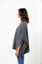 Laden Sie das Bild in den Galerie-Viewer, Poncho