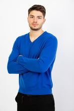 Laden Sie das Bild in den Galerie-Viewer, V-Pullover