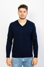 Laden Sie das Bild in den Galerie-Viewer, V-Pullover