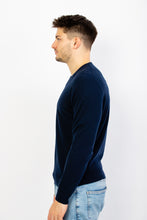 Laden Sie das Bild in den Galerie-Viewer, V-Pullover
