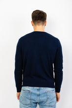 Laden Sie das Bild in den Galerie-Viewer, V-Pullover