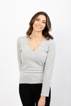 Laden Sie das Bild in den Galerie-Viewer, V-Pullover