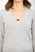 Laden Sie das Bild in den Galerie-Viewer, V-Pullover