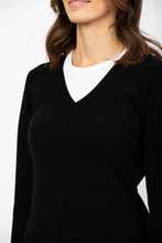 Laden Sie das Bild in den Galerie-Viewer, V-Pullover