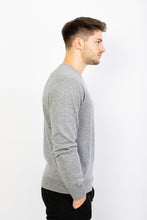 Laden Sie das Bild in den Galerie-Viewer, V-Pullover