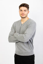 Laden Sie das Bild in den Galerie-Viewer, V-Pullover
