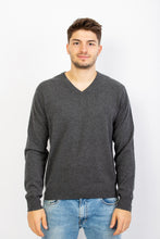 Laden Sie das Bild in den Galerie-Viewer, V-Pullover